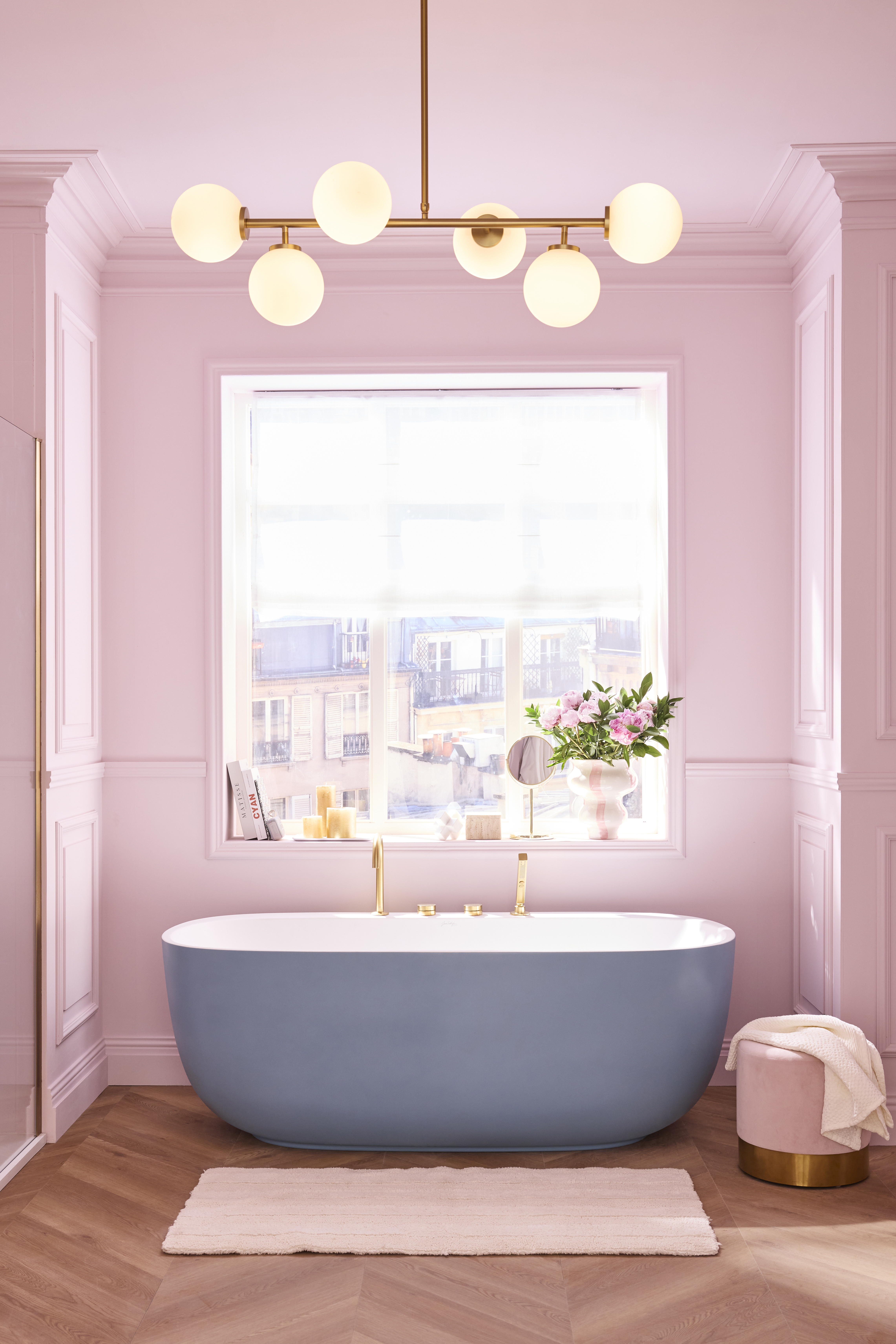 BAIGNOIRE EN ILOT : TOUT SAVOIR SUR LES AVANTAGES ET LES INCONVENIENTS