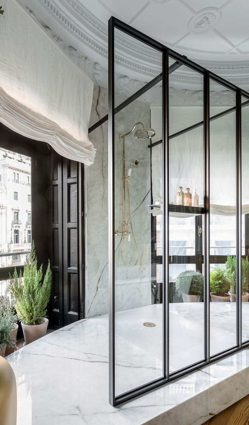 Cette douche spacieuse à double entrée apporte une dimension luxueuse à votre salle de bains